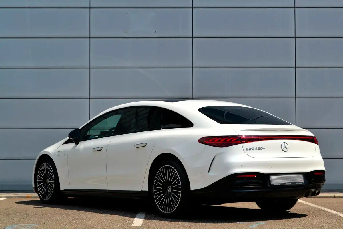 Аренда Mercedes EQS